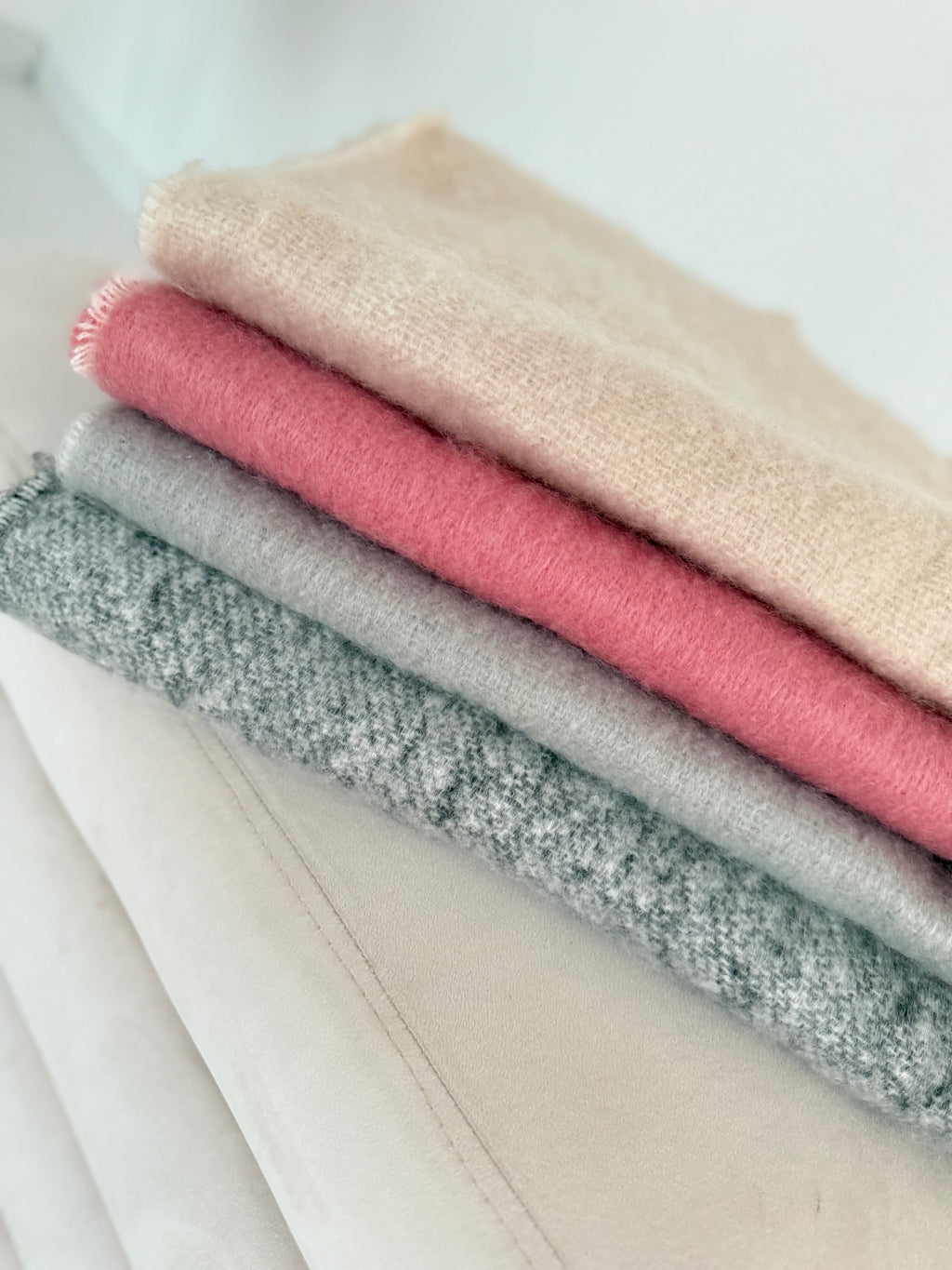 Wollschal mit „Happy“-Stickerei – Doppelseitig mit Fransen