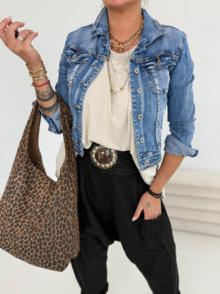 Der perfekte Style-Partner zu unserer Bestseller-Hose: Die ausgefallene Jeansjacke mit Stretch & Statement - Levelone GmbH & Co. KG