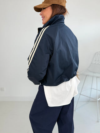 Bomberjacke in Dunkelblau mit gerafften Ärmelenden. Für Damen in Einheitsgröße 36-42 - Levelone GmbH & Co. KG