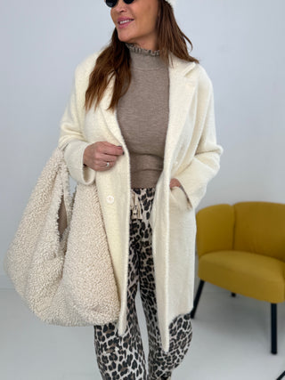 Stylischer Fellmantel für Damen in Creme mit Reverskragen, Knöpfen, Taschen & weicher Haptik - Levelone GmbH & Co. KG