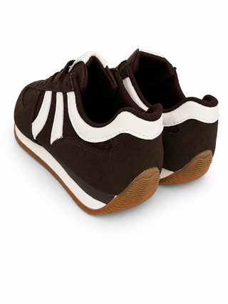 Sneaker in Braun und weißen Streifen
