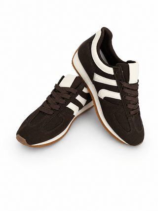 Sneaker in Braun und weißen Streifen