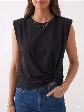 T-Shirt in Schwarz mit Raffung. Für Damen in Einheitsgröße 36-42 - Levelone GmbH & Co. KG