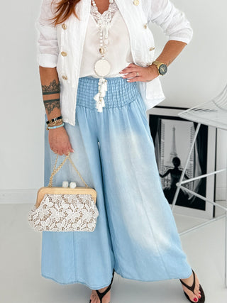 Sommerhose in Jeansoptik in Blau mit seitlichen Eingrifftaschen. Für Damen in Einheitsgröße 36-42 - Levelone GmbH & Co. KG