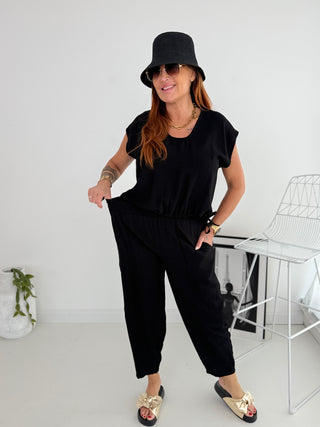 Zweiteiler in Schwarz bestehend aus T-Shirt und Hose