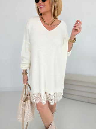 Strickkleid/Strickpullover in Wollweiss mit Spitzendetails am Saum