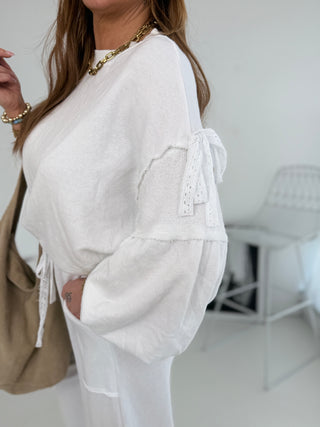 Zweiteiler in Weiss bestehend aus Sweater und Jogpant