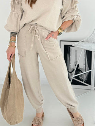 Zweiteiler in Beige bestehend aus Sweater und Jogpant